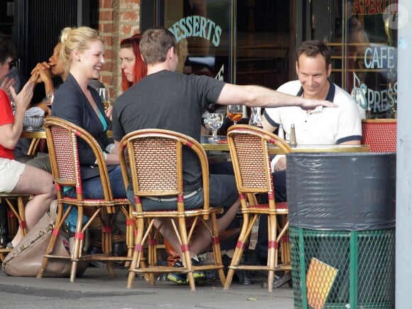 Exclusif - Katherine Heigl et Patrick Wilson déjeunent avec un ami en terrasse au restaurant "Figaro Cafe" à Los Feliz, le 15 février 2013