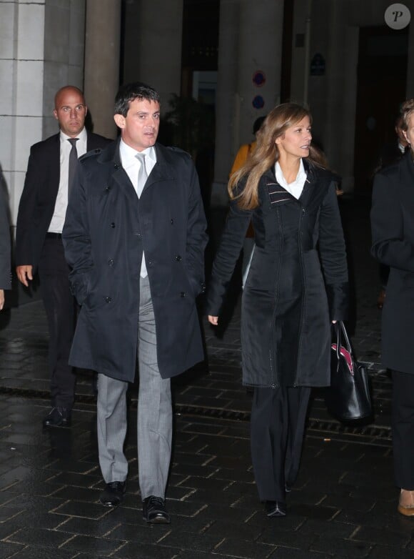 Manuel Valls et son epouse Anne Gravoin lors de la générale de la pièce Nina au Théâtre Edouard VII à Paris le 16 septembre 2013.