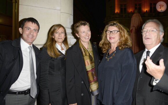Manuel Valls, Anne Gravoin, Zana Murat et Bernard Murat lors de la générale de la pièce Nina au Théâtre Edouard VII à Paris le 16 septembre 2013.