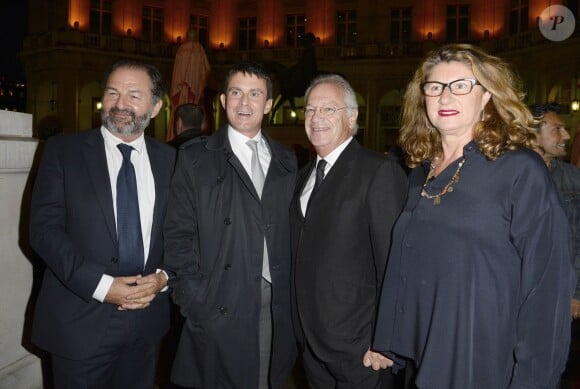 Denis Olivennes, Manuel Valls, Bernard Murat, Zana Murat lors de la générale de la pièce Nina au Théâtre Edouard VII à Paris le 16 septembre 2013.