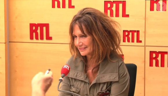 Clémentine Célarié évoque son ami Thierry Monfray au micro d'Yves Calvi sur la station RTL, le 17 septembre 2013.
