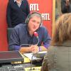 Yves Calvi recevait Clémentine Célarié pour parler de son ami Thierry Monfray sur RTL, le 17 septembre 2013.