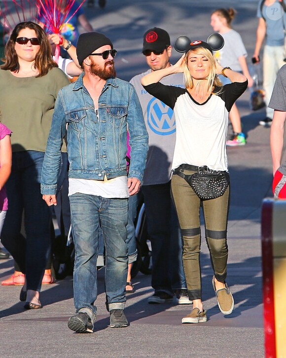 Exclusif - Aaron Paul et sa femme Lauren Parsekian s'amusent à Disneyland. Le 17 septembre 2013 en Californie.