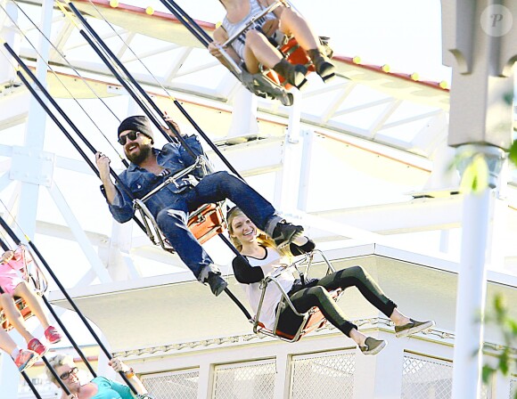 Exclusif - Aaron Paul et sa femme Lauren Parsekian s'amusent à Disneyland. Le 17 septembre 2013 en Californie.