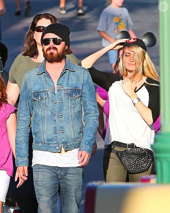 Exclusif - Aaron Paul et sa femme Lauren Parsekian s'amusent à Disneyland. Le 17 septembre 2013 en Californie.