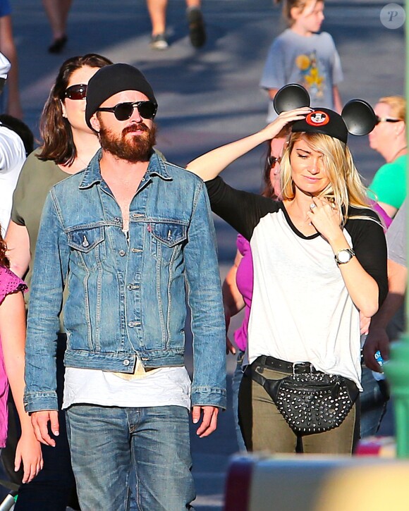 Exclusif - Aaron Paul et sa femme Lauren Parsekian s'amusent à Disneyland. Le 17 septembre 2013 en Californie.