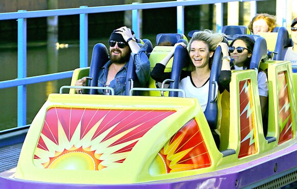 Exclusif - Aaron Paul et sa femme Lauren Parsekian s'amusent à Disneyland. Le 17 septembre 2013 en Californie.
