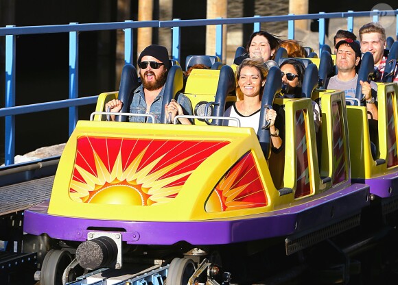 Exclusif - Aaron Paul et sa femme Lauren Parsekian s'amusent à Disneyland. Le 17 septembre 2013 en Californie. Ils s'apprêtent à vivre de fortes émotions dans un grand huit.