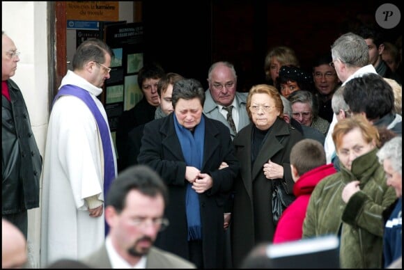 La famille de Jacques Villeret, sa mère, sa soeur Ghislaine et son père, lors de son enterrement à Loches le 3 février 2005. 