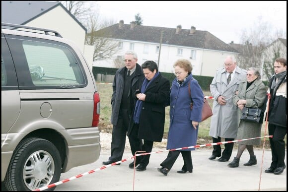 La famille de Jacques Villeret, sa mère Annette, sa soeur Ghislaine et son père, lors de son enterrement à Loches le 3 février 2005.