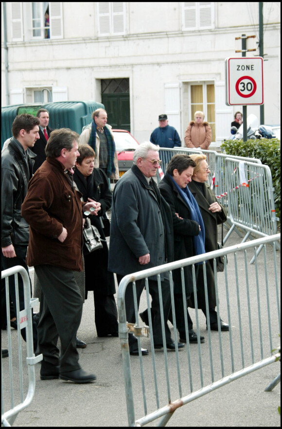 La famille de Jacques Villeret, sa mère Annette, sa soeur Ghislaine et son père, lors de son enterrement à Loches le 3 février 2005.