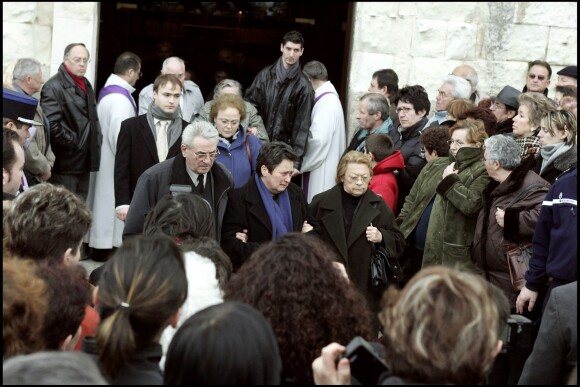 La famille de Jacques Villeret, sa mère Annette, sa soeur Ghislaine et son père, lors de son enterrement à Loches le 3 février 2005.