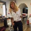Enora Malagré pose avec son attelle dans les coulisses de l'émission Touche pas à mon poste. Septembre 2013.