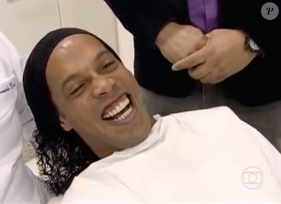 Ronaldinho montre ses nouvelles dents à la télé - septembre 2013.