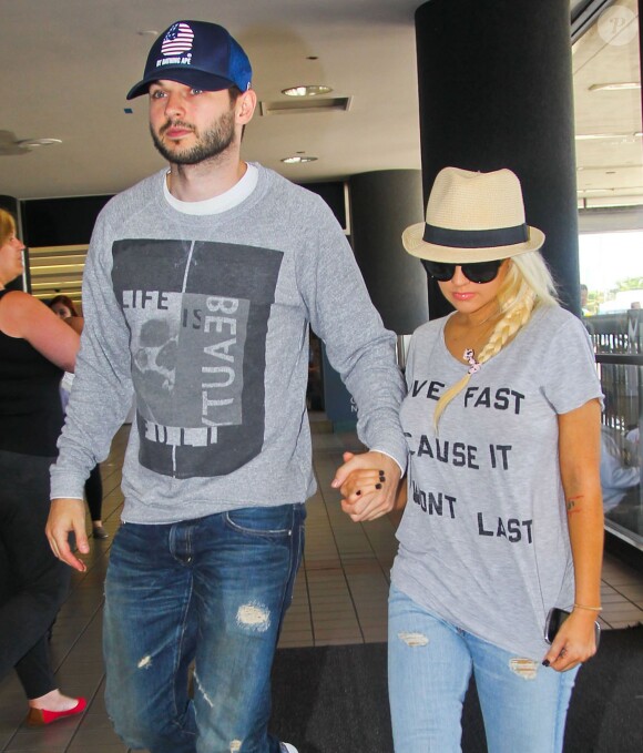 Christina Aguilera et son petit-ami Matthew Rutler quittent l'aéroport de Los Angeles, le 22 juin 2013.