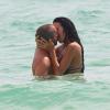 Jade Foret et Arnaud Lagardère s'offrent une petite baignade sensuelle à Miami, le 13 avril 2012.
