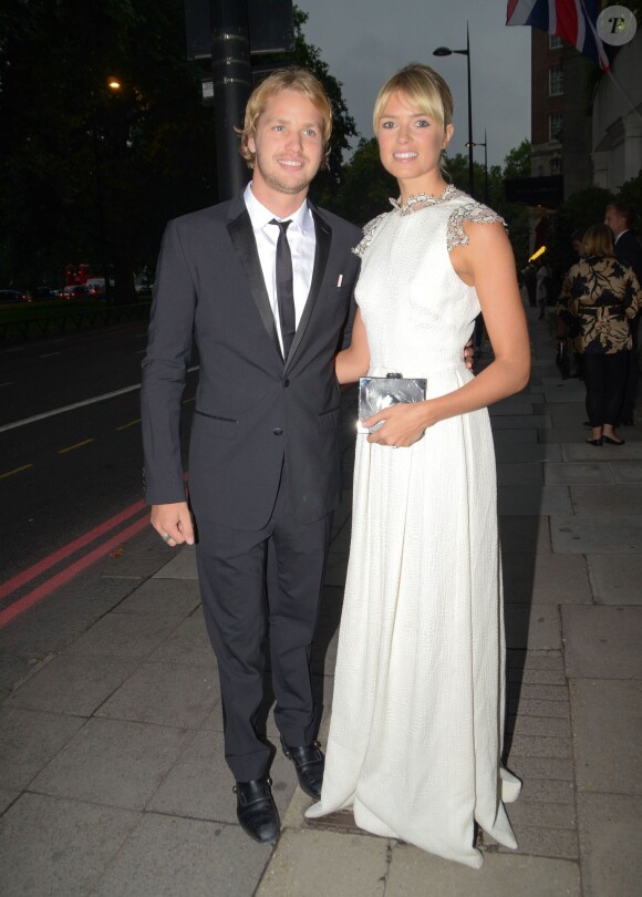 Sam Branson et son épouse Isabella lors de la soirée de charité Boodles Boxing Ball à l'hôtel Grosvenor House le 21 septembre 2013 à Londres