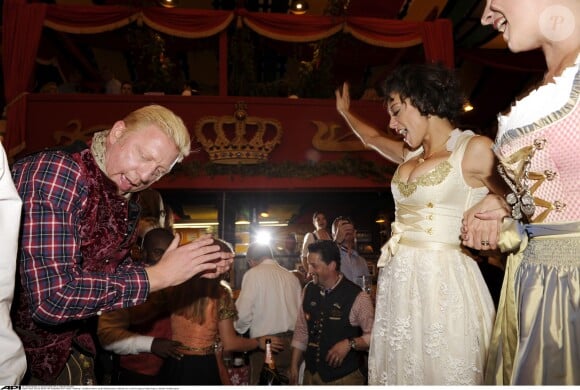 Boris Becker et sa belle Lilly Kerssenberg en lpeine danse traditionnelle lors de l'Oktoberfest à Munich, le 21 Septembre 2013