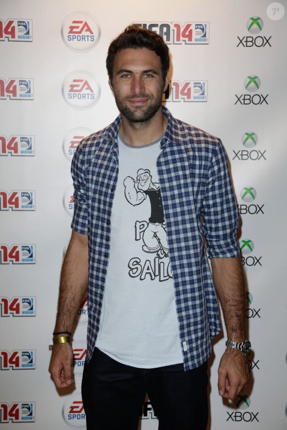 Salvatore Sirigu du PSG à la soirée de lancement de FIFA 14, organisée à la Gaîté Lyrique, à Paris, le 23 septembre 2013. La simulation de foot d'EA Sports sort le 26 septembre.