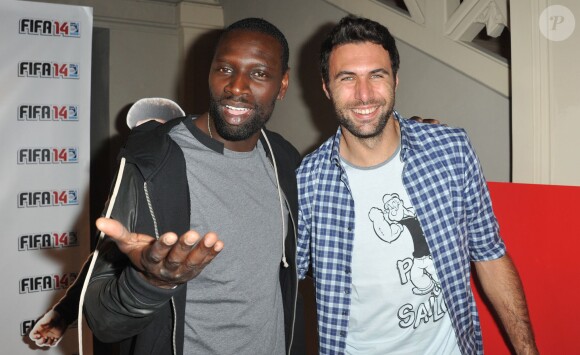 Omar Sy avec le gardien du PSG Salvatore Sirigu à la soirée de lancement de FIFA 14, organisée à la Gaîté Lyrique, à Paris, le 23 septembre 2013. La simulation de foot d'EA Sports sort le 26 septembre.