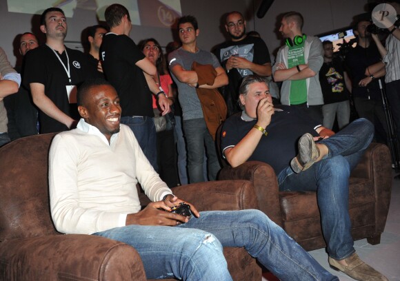 Blaise Matuidi du PSG et Pierre Ménès à la soirée de lancement de FIFA 14, organisée à la Gaîté Lyrique, à Paris, le 23 septembre 2013. La simulation de foot d'EA Sports sort le 26 septembre.