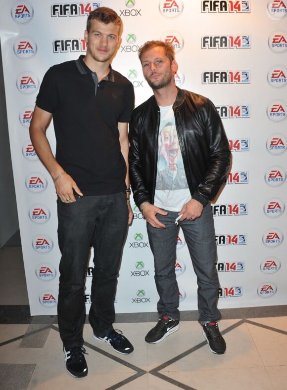Christophe Lemaitre et Nicolas Duvauchelle à la soirée de lancement de FIFA 14, organisée à la Gaîté Lyrique, à Paris, le 23 septembre 2013. La simulation de foot d'EA Sports sort le 26 septembre.