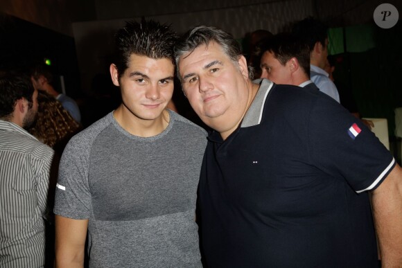 Pierre Ménès et son fils Axel en compétition à la soirée de lancement de FIFA 14, organisée à la Gaîté Lyrique, à Paris, le 23 septembre 2013. La simulation de foot d'EA Sports sort le 26 septembre.