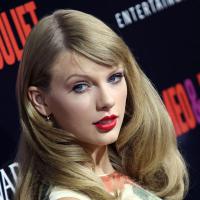 Taylor Swift : Poupée angélique, glamour et rêveuse devant le beau Douglas Booth