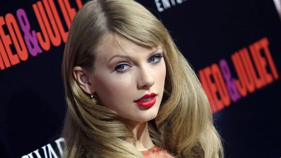 Taylor Swift : Poupée angélique, glamour et rêveuse devant le beau Douglas Booth