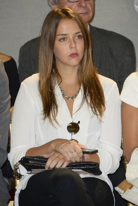 La jolie Pauline Ducruet assiste au défilé Alexis Mabille lors de la Fashion Week parisienne, le 25 septembre 2013