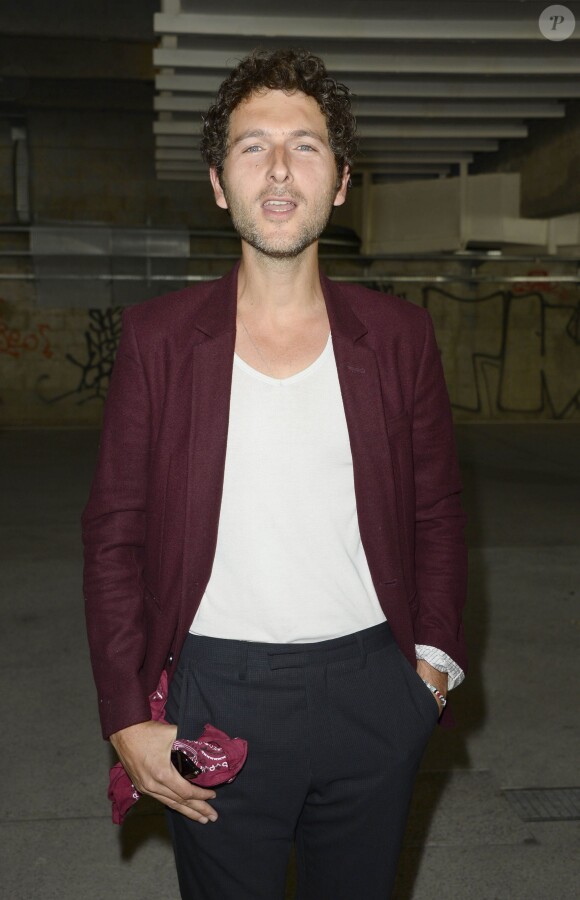Simon Buret arrive au défilé Alexis Mabille lors de la Fashion Week parisienne, le 25 septembre 2013