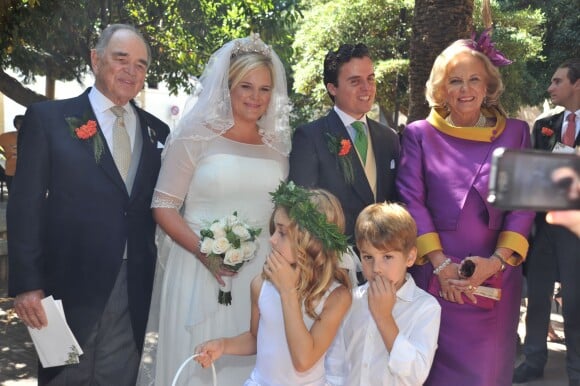 La mariée avec ses parents et son époux. Mariage de Sophie de Schönburg-Gauchau, fille de la princesse Marie-Louise de Prusse et du comte Rudolf de Schönburg-Gauchau, avec Carles Andreu, le 15 septembre 2013 à Ronda, près de Marbella, en Andalousie.