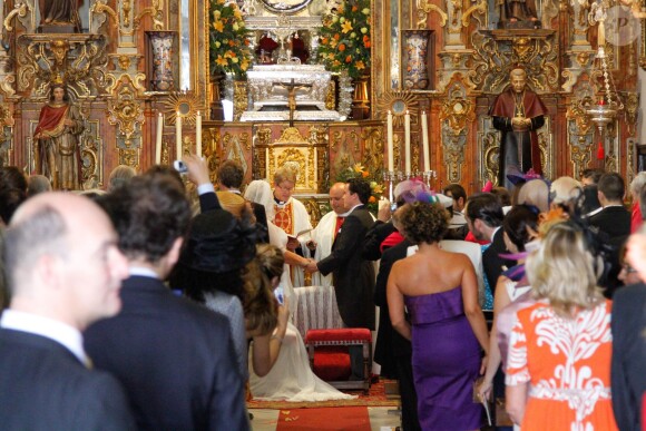 Moment d'intense émotion, devant l'autel... Mariage de Sophie de Schönburg-Gauchau, fille de la princesse Marie-Louise de Prusse et du comte Rudolf de Schönburg-Gauchau, avec Carles Andreu, le 15 septembre 2013 à Ronda, près de Marbella, en Andalousie.