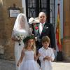 La mariée au bras de son père le comte Rudi... Mariage de Sophie de Schönburg-Gauchau, fille de la princesse Marie-Louise de Prusse et du comte Rudolf de Schönburg-Gauchau, avec Carles Andreu, le 15 septembre 2013 à Ronda, près de Marbella, en Andalousie.