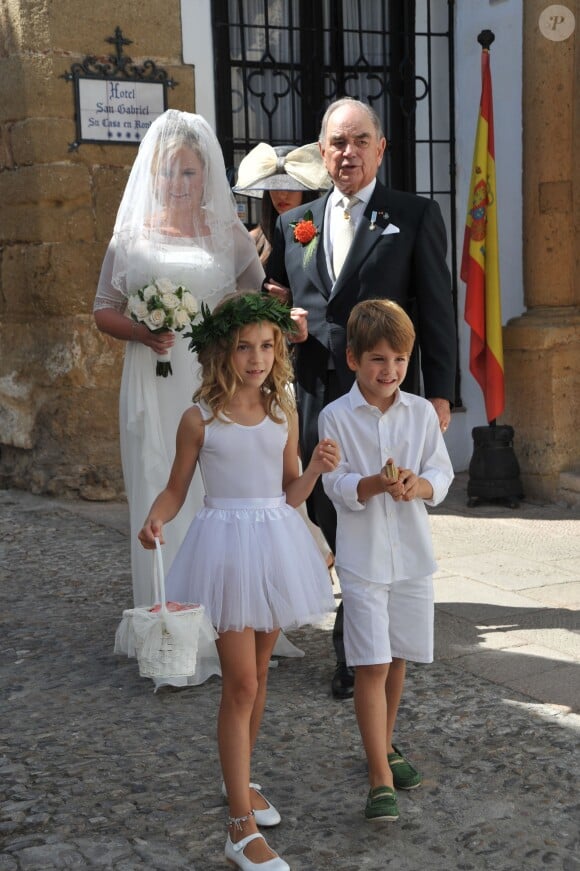 La mariée au bras de son père le comte Rudi... Mariage de Sophie de Schönburg-Gauchau, fille de la princesse Marie-Louise de Prusse et du comte Rudolf de Schönburg-Gauchau, avec Carles Andreu, le 15 septembre 2013 à Ronda, près de Marbella, en Andalousie.