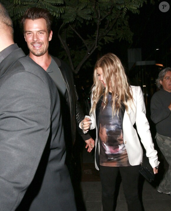Les jeunes parents Fergie et Josh Duhamel vont dîner au restaurant à Beverly Hills, le 25 septembre 2013.