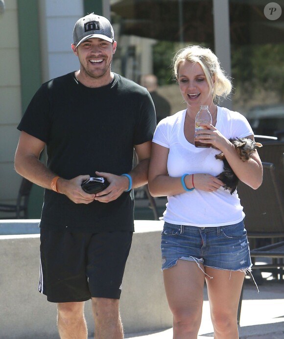 Britney Spears sort de son cours de gym avant de rejoindre son petit ami David Lucado à Westlake, le 5 septembre 2013.
