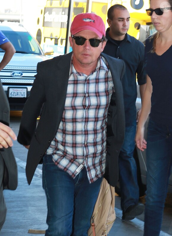 Michael J. Fox prend l'avion à Los Angeles, le 23 septembre 2013.