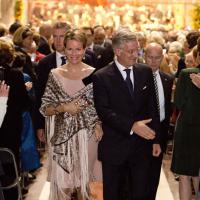 Philippe et Mathilde de Belgique : Élégants à l'église pour un concert hommage