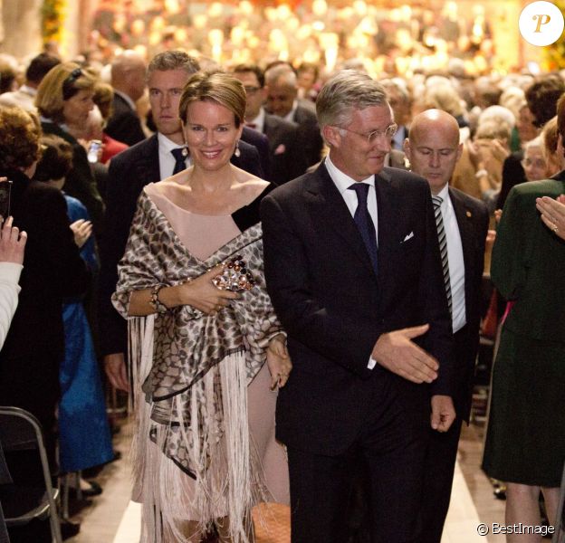 Le roi Philippe de Belgique et son épouse la reine Mathilde, très élégants, assistaient dans la soirée du 25 septembre 2013 en l'église Notre-Dame de la Cambre d'Ixelles à un concert en l'honneur de l'accession au trône du roi, en hommage aux 20 ans de règne du roi Albert II et en souvenir du roi Baudouin.