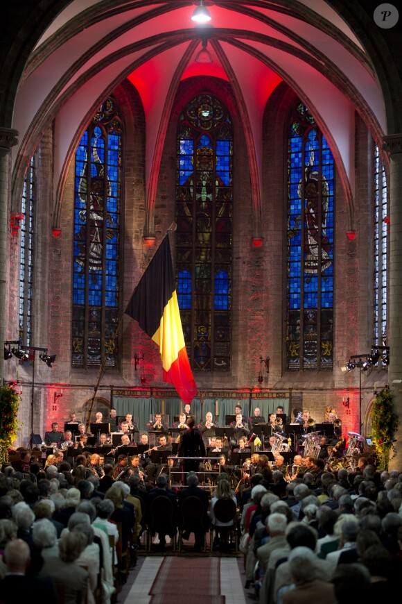 Le roi Philippe de Belgique et sa femme la reine Mathilde assistaient dans la soirée du 25 septembre 2013 en l'église Notre-Dame de la Cambre d'Ixelles à un concert en l'honneur de l'accession au trône du roi, en hommage aux 20 ans de règne du roi Albert II et en souvenir du roi Baudouin.