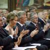 Le roi Philippe de Belgique et son épouse la reine Mathilde ont applaudi dans la soirée du 25 septembre 2013 en l'église Notre-Dame de la Cambre d'Ixelles un concert en l'honneur de l'accession au trône du roi, en hommage aux 20 ans de règne du roi Albert II et en souvenir du roi Baudouin.