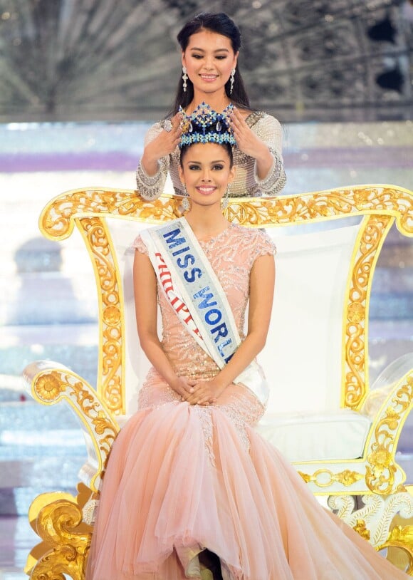 Miss Monde 2012, Wenxia Yu de Chine, remet sa couronne à Miss Philippines, Megan Young, pour le titre de Miss Monde 2013 à Nusa Dua en Indonésie, le 28 septembre 2013