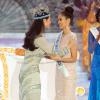 Miss Monde 2012, Wenxia Yu de Chine, remet sa couronne à Miss Philippines, Megan Young, pour le titre de Miss Monde 2013 à Nusa Dua en Indonésie, le 28 septembre 2013