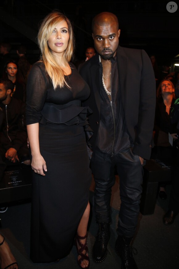 Kanye West et Kim Kardashian, lookés, arrivent au défilé Givenchy à Paris le 28 septembre 2013