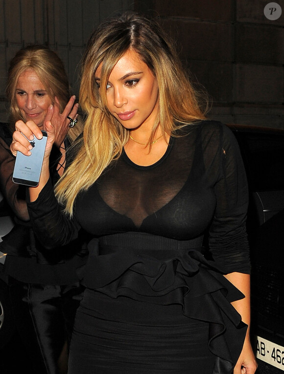 Kim Kardashian arrive au défilé Givenchy à Paris le 28 septembre 2013