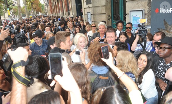 Bain de foule pour la rappeuse Iggy Azalea à l'entrée du lycée Carnot à Paris, où avait lieu le défilé Chloé printemps-été 2014. Le 29 septembre 2013.