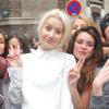 La rappeuse Iggy Azalea et ses fans à l'entrée du lycée Carnot à Paris, où avait lieu le défilé Chloé printemps-été 2014. Le 29 septembre 2013.