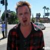 Aaron Paul ironise sur la fin de Breaking Bad à Los Angeles devant la caméra de TMZ.com