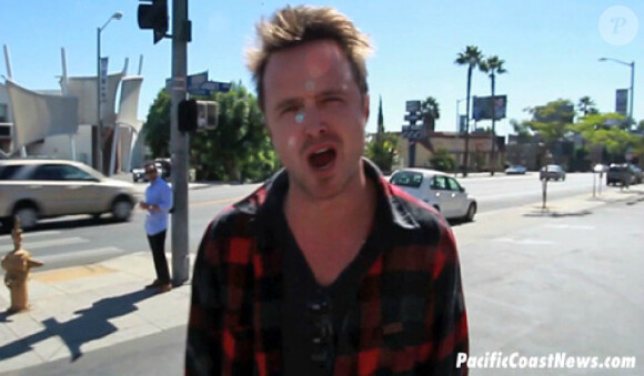 Aaron Paul ironise sur la fin de Breaking Bad à Los Angeles devant la caméra de TMZ.com